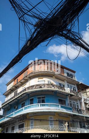 Neben einem alten Apartmentgebäude im Zentrum von Phnom Penh, Kambodscha, hängen eine Menge Telefon- und Stromkabel. Stockfoto