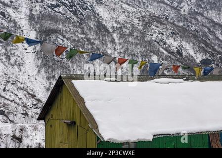 Gangtok, Sikkim, Indien. 28. Februar 2023. Ein gefrorener Gletschersee, umgeben von majestätischen Gipfeln und frischer, kalter Luft, bedeckt von azurblauem Himmel - Changu Lake ist einer der seltenen Orte, die die Platitude würdigen. Dieses glitzernde, smaragdblaue Gewässer, gespeist vom schmelzenden Schnee der umliegenden Berge, befindet sich auf einer Höhe von 12.400 Fuß an der Gangtok-Nathula Road. Auch bekannt als Tsomgo-See, übersetzt in ''˜Quelle des Wassers. (Kreditbild: © Zakir Hossain/Pacific Press via ZUMA Press Wire) NUR REDAKTIONELLE VERWENDUNG! Nicht für den kommerziellen GEBRAUCH! Stockfoto