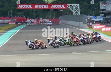 Mandalika, Mandalika der Provinz West Nusa Tenggara in Indonesien. 5. März 2023. Die Fahrer treten beim Rennen 2 der WorldSBK 2023 Indonesian Round auf dem Mandalika Circuit, Mandalika aus der Provinz West Nusa Tenggara in Indonesien, am 5. März 2023 an. Kredit: Zulkarnain/Xinhua/Alamy Live News Stockfoto