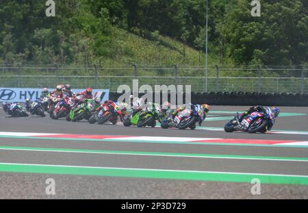 Mandalika, Mandalika der Provinz West Nusa Tenggara in Indonesien. 5. März 2023. Die Fahrer treten beim Rennen 2 der WorldSBK 2023 Indonesian Round auf dem Mandalika Circuit, Mandalika aus der Provinz West Nusa Tenggara in Indonesien, am 5. März 2023 an. Kredit: Zulkarnain/Xinhua/Alamy Live News Stockfoto