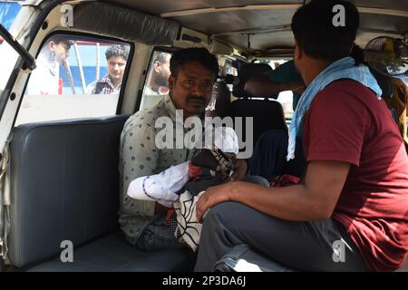 Kalkutta, Indien. 4. März 2023. Die Adenovirus-Infektion breitet sich in Kalkutta schnell aus. 4 Kinder sind in den letzten 24 Stunden gestorben. Säuglingstodesfälle durch Erkältungen und Lungeninfektionen, Lungenentzündung, Fieber usw. (Kreditbild: © Sayantan Chakraborty/Pacific Press via ZUMA Press Wire) NUR REDAKTIONELLE VERWENDUNG! Nicht für den kommerziellen GEBRAUCH! Stockfoto