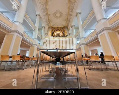 Coburg, Deutschland. 05. März 2023. Uberblick über den Tag der Eröffnung einer Vesperkirche im Kirchenzimmer von St. Moriz. Die Vesperkirche bietet Mittagessen, kulturelle Veranstaltungen und andere Aktivitäten für zwei Wochen. Kredit: Pia Bayer/dpa/Alamy Live News Stockfoto