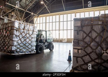 USA Air Force Senior Airman Stephen Owen, 502. Logistics Readiness Squadron Air Transport Specialist, transportiert eine Palette humanitärer Fracht vom Bereitstellungsbereich zu einem K-Loader für den Transport auf ein wartendes Flugzeug zur Unterstützung der Katastrophennotfallhilfe in der Türkei, auf der Joint Base San Antonio-Lackland, Texas, 21. Februar 2023. USA Air Force Airmen, die dem 502. LRS in Abstimmung mit der Air Force Medical Readiness Agency zugeteilt wurden, bereiteten rund 68 Tonnen medizinischer Ausrüstung für die Verbringung nach Incirlik ab, Türkei, vor. Stockfoto