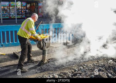 Arbeiter, die die Straßen im Stadtzentrum von Glasgow, Glasgow, Schottland, Großbritannien, reparieren Stockfoto