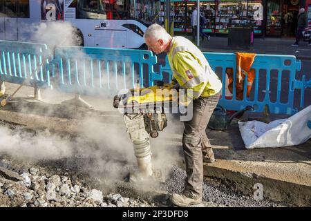 Arbeiter, die die Straßen im Stadtzentrum von Glasgow, Glasgow, Schottland, Großbritannien, reparieren Stockfoto