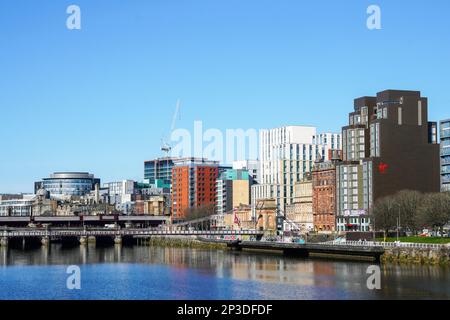 Blick nach Westen auf den Fluss Clyde, in Richtung Broomielaw, mit der South Portland Street Hängebrücke (erbaut 1853) und der Caledonian Railway von 2. Stockfoto