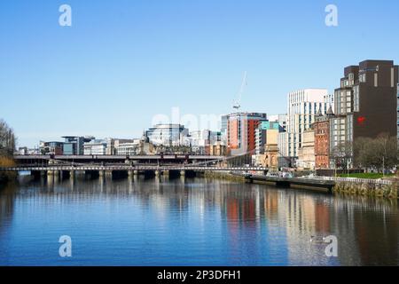 Blick nach Westen auf den Fluss Clyde, in Richtung Broomielaw, mit der South Portland Street Hängebrücke (erbaut 1853) und der Caledonian Railway von 2. Stockfoto