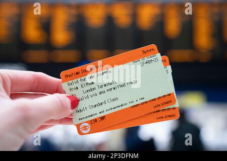 Eine allgemeine Ansicht einer Person, die Zugfahrkarten am Bahnhof Waterloo in London besitzt. Die Bahnpassagiere sind trotz ihrer schlechten Zuverlässigkeit seit über einem Jahrzehnt von der größten Preiserhöhung betroffen. Die Tarife in England und Wales stiegen am Sonntag im Durchschnitt um bis zu 5,9 %, wodurch die Kosten für viele Jahresfahrkarten um Hunderte Pfund erhöht wurden. Foto: Freitag, 3. März 2023. Stockfoto