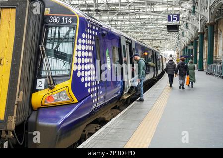 Passagiere auf dem Bahnsteig mit einem Scotrail-Zug am Glasgow Central Station, Glasgow, Schottland, Großbritannien Stockfoto