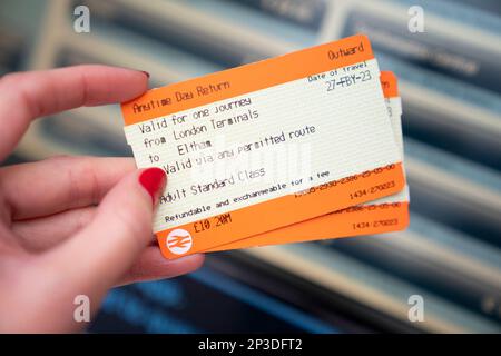 Eine allgemeine Ansicht einer Person, die Zugfahrkarten am Bahnhof Waterloo in London besitzt. Die Bahnpassagiere sind trotz ihrer schlechten Zuverlässigkeit seit über einem Jahrzehnt von der größten Preiserhöhung betroffen. Die Tarife in England und Wales stiegen am Sonntag im Durchschnitt um bis zu 5,9 %, wodurch die Kosten für viele Jahresfahrkarten um Hunderte Pfund erhöht wurden. Foto: Freitag, 3. März 2023. Stockfoto