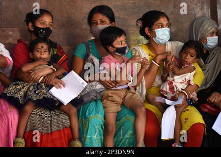 Kalkutta, Indien. 4. März 2023. Die Adenovirus-Infektion breitet sich in Kalkutta schnell aus. 4 Kinder sind in den letzten 24 Stunden gestorben. Säuglingstodesfälle durch Erkältungen und Lungeninfektionen, Lungenentzündung, Fieber usw. (Kreditbild: © Sayantan Chakraborty/Pacific Press via ZUMA Press Wire) NUR REDAKTIONELLE VERWENDUNG! Nicht für den kommerziellen GEBRAUCH! Stockfoto