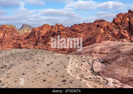 Wanderwege gibt es im gesamten Red Rock Canyon in Las Vegas, die Abenteurern Zugang in die abgelegene Wildnis des Naturschutzgebiets bieten. Stockfoto