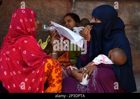 Kalkutta, Indien. 4. März 2023. Die Adenovirus-Infektion breitet sich in Kalkutta schnell aus. 4 Kinder sind in den letzten 24 Stunden gestorben. Säuglingstodesfälle durch Erkältungen und Lungeninfektionen, Lungenentzündung, Fieber usw. (Kreditbild: © Sayantan Chakraborty/Pacific Press via ZUMA Press Wire) NUR REDAKTIONELLE VERWENDUNG! Nicht für den kommerziellen GEBRAUCH! Stockfoto