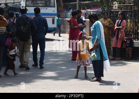 Kalkutta, Indien. 4. März 2023. Die Adenovirus-Infektion breitet sich in Kalkutta schnell aus. 4 Kinder sind in den letzten 24 Stunden gestorben. Säuglingstodesfälle durch Erkältungen und Lungeninfektionen, Lungenentzündung, Fieber usw. (Kreditbild: © Sayantan Chakraborty/Pacific Press via ZUMA Press Wire) NUR REDAKTIONELLE VERWENDUNG! Nicht für den kommerziellen GEBRAUCH! Stockfoto