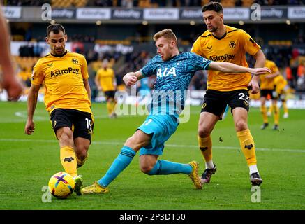 Tottenham Hotspurs Dejan Kulusevski (Zentrum) kämpft mit Wolverhampton Wanderers' Jonny (links) und Max Kilman um den Ball während des Premier League-Spiels im Molineux Stadium, Wolverhampton. Foto: Samstag, 4. März 2023. Stockfoto