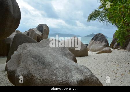 Seychellen, La Digue - wunderschöne Felsszene am Strand Stockfoto