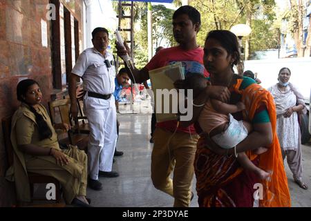 Kalkutta, Indien. 4. März 2023. Die Adenovirus-Infektion breitet sich in Kalkutta schnell aus. 4 Kinder sind in den letzten 24 Stunden gestorben. Säuglingstodesfälle durch Erkältungen und Lungeninfektionen, Lungenentzündung, Fieber usw. (Kreditbild: © Sayantan Chakraborty/Pacific Press via ZUMA Press Wire) NUR REDAKTIONELLE VERWENDUNG! Nicht für den kommerziellen GEBRAUCH! Stockfoto
