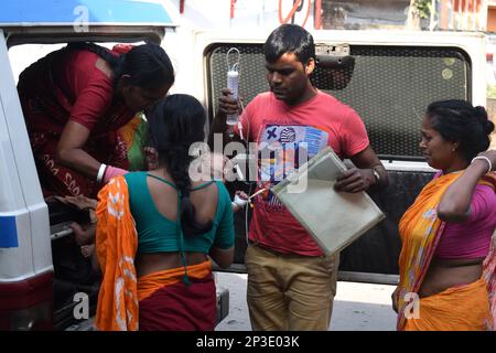 Kalkutta, Indien. 4. März 2023. Die Adenovirus-Infektion breitet sich in Kalkutta schnell aus. 4 Kinder sind in den letzten 24 Stunden gestorben. Säuglingstodesfälle durch Erkältungen und Lungeninfektionen, Lungenentzündung, Fieber usw. (Kreditbild: © Sayantan Chakraborty/Pacific Press via ZUMA Press Wire) NUR REDAKTIONELLE VERWENDUNG! Nicht für den kommerziellen GEBRAUCH! Stockfoto