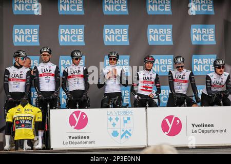 UAE Team Emirates Fahrer zu Beginn der ersten Etappe der 81. Ausgabe des Achttägigen Radrennen Paris-Nizza, von und nach La Verriere (169,4km), Sonntag, den 05. März 2023. BELGA FOTO DAVID PINTENS Stockfoto