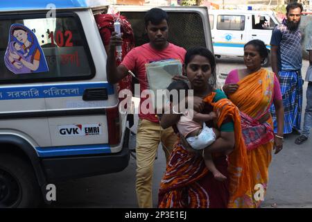 Kalkutta, Indien. 4. März 2023. Die Adenovirus-Infektion breitet sich in Kalkutta schnell aus. 4 Kinder sind in den letzten 24 Stunden gestorben. Säuglingstodesfälle durch Erkältungen und Lungeninfektionen, Lungenentzündung, Fieber usw. (Kreditbild: © Sayantan Chakraborty/Pacific Press via ZUMA Press Wire) NUR REDAKTIONELLE VERWENDUNG! Nicht für den kommerziellen GEBRAUCH! Stockfoto
