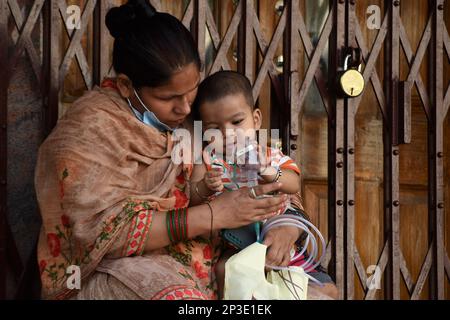 Kalkutta, Indien. 4. März 2023. Die Adenovirus-Infektion breitet sich in Kalkutta schnell aus. 4 Kinder sind in den letzten 24 Stunden gestorben. Säuglingstodesfälle durch Erkältungen und Lungeninfektionen, Lungenentzündung, Fieber usw. (Kreditbild: © Sayantan Chakraborty/Pacific Press via ZUMA Press Wire) NUR REDAKTIONELLE VERWENDUNG! Nicht für den kommerziellen GEBRAUCH! Stockfoto