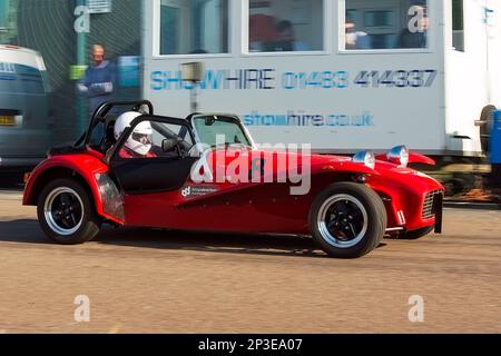 Tony Smith fährt einen Caterham Super Sprint bei den Brighton National Speed Trials 2017. Dies ist das älteste Autorennen in Großbritannien und findet in der südöstlichen Küstenstadt Brighton statt. Madeira Drive ist eine Straße, die am Meer entlang verläuft und ist normal voller Leute, die den Strand, den Pier und die lokalen Sehenswürdigkeiten erkunden. Heute ist es ein 1/4-mal-Testkurs. 2. September 2017 Stockfoto