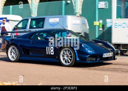 Bob Searles fährt einen Noble M12 GTO 3R bei den Brighton National Speed Trials 2017. Dies ist das älteste Autorennen in Großbritannien und findet in der südöstlichen Küstenstadt Brighton statt. Madeira Drive ist eine Straße, die am Meer entlang verläuft und ist normal voller Leute, die den Strand, den Pier und die lokalen Sehenswürdigkeiten erkunden. Heute ist es ein 1/4-mal-Testkurs. 2. September 2017 Stockfoto