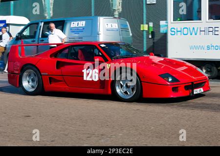 Robert Oram fährt einen Ferrari F40 bei den Brighton National Speed Trials 2017. Dies ist das älteste Autorennen in Großbritannien und findet in der südöstlichen Küstenstadt Brighton statt. Madeira Drive ist eine Straße, die am Meer entlang verläuft und ist normal voller Leute, die den Strand, den Pier und die lokalen Sehenswürdigkeiten erkunden. Heute ist es ein 1/4-mal-Testkurs. 2. September 2017 Stockfoto