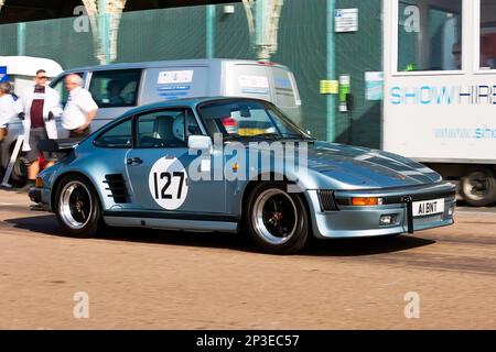 Brian Tyrer fährt einen Porsche 911 Turbo bei den Brighton National Speed Trials 2017. Dies ist das älteste Autorennen in Großbritannien und findet in der südöstlichen Küstenstadt Brighton statt. Madeira Drive ist eine Straße, die am Meer entlang verläuft und ist normal voller Leute, die den Strand, den Pier und die lokalen Sehenswürdigkeiten erkunden. Heute ist es ein 1/4-mal-Testkurs. 2. September 2017 Stockfoto