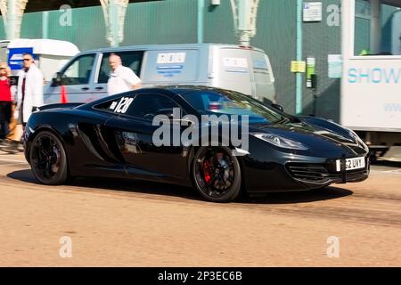 Tony Claringbould fährt einen McLaren 12C alias McLaren MP4-12C bei den Brighton National Speed Trials 2017. Dies ist das älteste Autorennen in Großbritannien und findet in der südöstlichen Küstenstadt Brighton statt. Madeira Drive ist eine Straße, die am Meer entlang verläuft und ist normal voller Leute, die den Strand, den Pier und die lokalen Sehenswürdigkeiten erkunden. Heute ist es ein 1/4-mal-Testkurs. 2. September 2017 Stockfoto