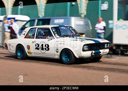 Jon Doubleday fährt einen Ford (Fraud) Cortina bei den Brighton National Speed Trials 2017. Dies ist das älteste Autorennen in Großbritannien und findet in der südöstlichen Küstenstadt Brighton statt. Madeira Drive ist eine Straße, die am Meer entlang verläuft und ist normal voller Leute, die den Strand, den Pier und die lokalen Sehenswürdigkeiten erkunden. Heute ist es ein 1/4-mal-Testkurs. 2. September 2017 Stockfoto