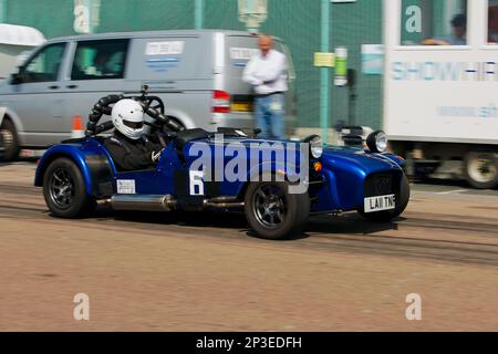 Tony Smith fährt einen Caterham 7 bei den Brighton National Speed Trials 2017. Dies ist das älteste Autorennen in Großbritannien und findet in der südöstlichen Küstenstadt Brighton statt. Madeira Drive ist eine Straße, die am Meer entlang verläuft und ist normal voller Leute, die den Strand, den Pier und die lokalen Sehenswürdigkeiten erkunden. Heute ist es ein 1/4-mal-Testkurs. 2. September 2017 Stockfoto