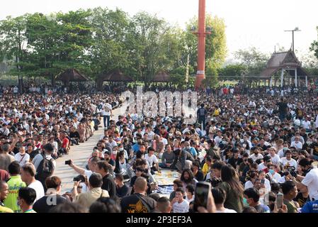 4. März 2023, Nakhon Chai Si, Nakhon Pathom, Thailand: Die Schüler treffen sich am 4. März 2023 beim traditionellen Sak Yant Festival 2023 im Bang Phra Tempel in der Provinz Nakhon Pathom (westlich von Bangkok), thailand. Um Respekt zu zeigen und Meister-Tattoo zu verehren. (Kreditbild: © Teera Noisakran/Pacific Press via ZUMA Press Wire) NUR REDAKTIONELLE VERWENDUNG! Nicht für den kommerziellen GEBRAUCH! Stockfoto