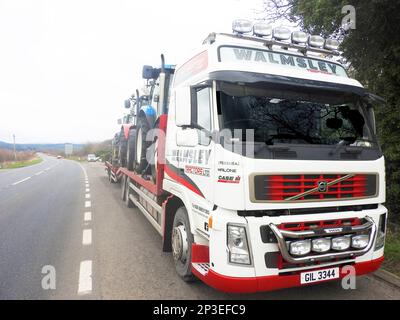 Ein voll beladener Walmsley Tractors, Volvo Globe Trotter Tieflader mit Anhänger, geparkt in einem Lagebau auf der A75, Schottland Stockfoto