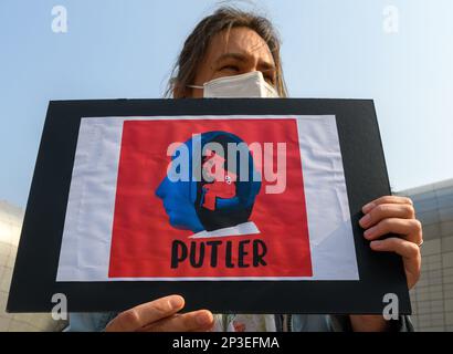 Seoul, Südkorea. 05. März 2023. Während der Demonstration hält ein Demonstrant ein Anti-Kriegs-Plakat. Russische Staatsangehörige, die in Südkorea leben, haben vor der Dongdaemun Design Plaza (DDP) in Seoul gegen die Ukraine protestiert. Kredit: SOPA Images Limited/Alamy Live News Stockfoto