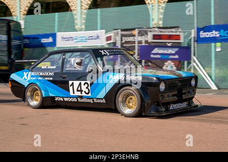 Neil Jessop fährt einen Ford Escort Mk2 bei den Brighton National Speed Trials 2018. Dies ist das älteste Autorennen in Großbritannien und findet in der südöstlichen Küstenstadt Brighton statt. Madeira Drive ist eine Straße, die am Meer entlang verläuft und ist normal voller Leute, die den Strand, den Pier und die lokalen Sehenswürdigkeiten erkunden. Heute ist es ein 1/4-mal-Testkurs. 1. September 2018 Stockfoto