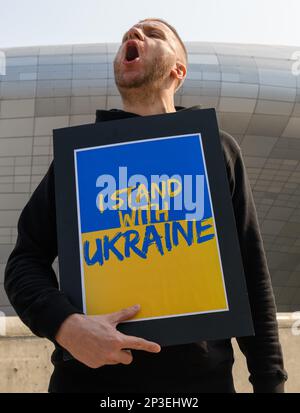 Seoul, Südkorea. 05. März 2023. Während der Demonstration hält ein Demonstrant ein Anti-Kriegs-Plakat. Russische Staatsangehörige, die in Südkorea leben, haben vor der Dongdaemun Design Plaza (DDP) in Seoul gegen die Ukraine protestiert. (Foto: Kim Jae-Hwan/SOPA Images/Sipa USA) Guthaben: SIPA USA/Alamy Live News Stockfoto