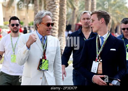 Charles Gordon-Lennox, Herzog von Richmond (GBR) (links). Formel-1-Weltmeisterschaft, Rd 1, Bahrain Grand Prix, Sonntag, 5. März 2023. Sakhir, Bahrain. Stockfoto