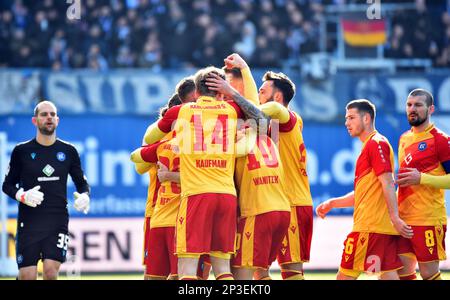 Rostock, Deutschland. 05. März 2023. Fußball: 2. Bundesliga, Hansa Rostock - Karlsruher SC, Matchday 23, Ostseestadion. Karlsruher-Spieler feuern an, nachdem sie einen Elfmeter geschossen haben, um es 0:1 zu schaffen. Kredit: Gregor Fischer/dpa - WICHTIGER HINWEIS: Gemäß den Anforderungen der DFL Deutsche Fußball Liga und des DFB Deutscher Fußball-Bund ist es verboten, im Stadion aufgenommene Fotos und/oder das Spiel in Form von Sequenzbildern und/oder videoähnlichen Fotoserien zu verwenden oder verwenden zu lassen./dpa/Alamy Live News Stockfoto