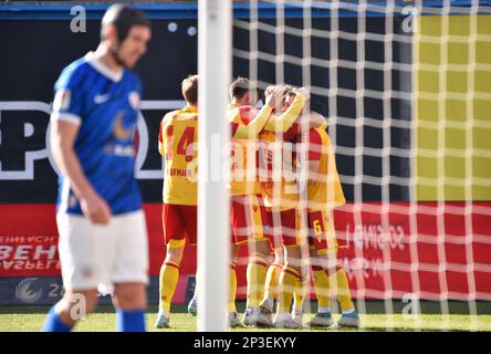 Rostock, Deutschland. 05. März 2023. Fußball: 2. Bundesliga, Hansa Rostock - Karlsruher SC, Matchday 23, Ostseestadion. Karlsruher-Spieler jubeln nach dem 0:2 Tor an. Kredit: Gregor Fischer/dpa - WICHTIGER HINWEIS: Gemäß den Anforderungen der DFL Deutsche Fußball Liga und des DFB Deutscher Fußball-Bund ist es verboten, im Stadion aufgenommene Fotos und/oder das Spiel in Form von Sequenzbildern und/oder videoähnlichen Fotoserien zu verwenden oder verwenden zu lassen./dpa/Alamy Live News Stockfoto