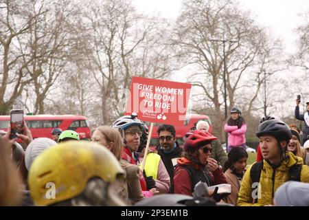 London, Großbritannien. 05/März/2023 Women's Freedom Cycle Ride Hunderte von Radfahrerinnen nehmen eine Woche vor dem Internationalen Frauentag an einer Radtour durch London Teil. Die von London Cycling Campaign (LCC) organisierte Fahrt soll den Mangel an Vorsorge für Radfahrerinnen in London deutlich machen. Die Kampagne besagt, dass nur ein Viertel der Radfahrer in London Frauen sind. Kredit: Roland Ravenhill/Alamy. Stockfoto