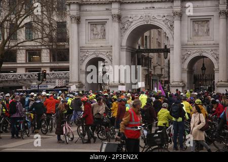 London, Großbritannien. 05/Mar/2023 Women's Freedom Cycle Ride Hunderte von Radfahrerinnen und Fans nehmen eine Woche vor dem Internationalen Frauentag an einer Radtour durch London Teil. Die von London Cycling Campaign (LCC) organisierte Fahrt soll den Mangel an Vorsorge für Radfahrerinnen in London deutlich machen. Die Kampagne besagt, dass nur ein Viertel der Radfahrer in London Frauen sind. Die Fahrt beginnt am Marble Arch. Kredit: Roland Ravenhill/Alamy. Stockfoto