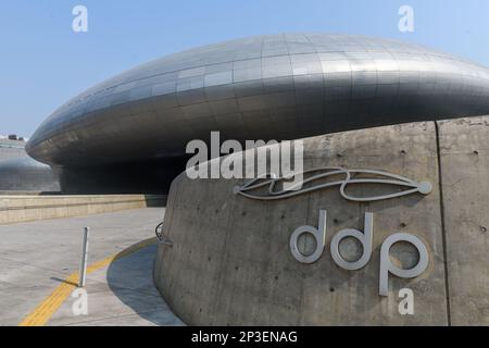 Die Dongdaemun Design Plaza (DDP) ist ein bedeutendes Wahrzeichen der Stadtentwicklung in Seoul. Die Dongdaemun Design Plaza, abgekürzt als DDP, ist ein bedeutendes Wahrzeichen der Stadtentwicklung in Seoul, Südkorea, entworfen von Zaha Hadid und Samoo, mit einem unverwechselbaren neofuturistischen Design, das sich durch die „kraftvollen, geschwungenen Formen länglicher Strukturen“ auszeichnet. Das Wahrzeichen ist das Herzstück von Südkoreas Modezentrum und beliebtem Touristenziel, Dongdaemun, mit einem begehbaren Park auf den Dächern, großen globalen Ausstellungsräumen, futuristischen Geschäften und restaurierten Teilen der Festung Seoul. Das DDP hat Biene Stockfoto