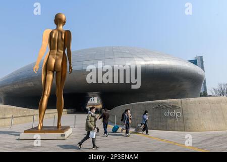 Die Dongdaemun Design Plaza (DDP) ist ein bedeutendes Wahrzeichen der Stadtentwicklung in Seoul. Die Dongdaemun Design Plaza, abgekürzt als DDP, ist ein bedeutendes Wahrzeichen der Stadtentwicklung in Seoul, Südkorea, entworfen von Zaha Hadid und Samoo, mit einem unverwechselbaren neofuturistischen Design, das sich durch die „kraftvollen, geschwungenen Formen länglicher Strukturen“ auszeichnet. Das Wahrzeichen ist das Herzstück von Südkoreas Modezentrum und beliebtem Touristenziel, Dongdaemun, mit einem begehbaren Park auf den Dächern, großen globalen Ausstellungsräumen, futuristischen Geschäften und restaurierten Teilen der Festung Seoul. Das DDP hat Biene Stockfoto