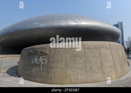 Die Dongdaemun Design Plaza (DDP) ist ein bedeutendes Wahrzeichen der Stadtentwicklung in Seoul. Die Dongdaemun Design Plaza, abgekürzt als DDP, ist ein bedeutendes Wahrzeichen der Stadtentwicklung in Seoul, Südkorea, entworfen von Zaha Hadid und Samoo, mit einem unverwechselbaren neofuturistischen Design, das sich durch die „kraftvollen, geschwungenen Formen länglicher Strukturen“ auszeichnet. Das Wahrzeichen ist das Herzstück von Südkoreas Modezentrum und beliebtem Touristenziel, Dongdaemun, mit einem begehbaren Park auf den Dächern, großen globalen Ausstellungsräumen, futuristischen Geschäften und restaurierten Teilen der Festung Seoul. Das DDP hat Biene Stockfoto