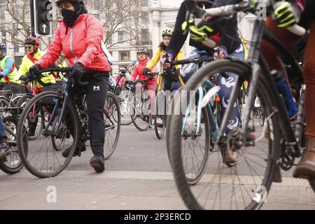 London, Großbritannien. 05/März/2023 Women's Freedom Cycle Ride Hunderte von Radfahrerinnen nehmen eine Woche vor dem Internationalen Frauentag an einer Radtour durch London Teil. Die von London Cycling Campaign (LCC) organisierte Fahrt soll den Mangel an Vorsorge für Radfahrerinnen in London deutlich machen. Die Kampagne besagt, dass nur ein Viertel der Radfahrer in London Frauen sind. Kredit: Roland Ravenhill/Alamy. Stockfoto