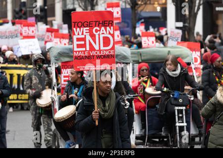 London, Großbritannien. 04. März 2023. „Million Women Rise“ märz und Rallye fordert ein Ende der männlichen Gewalt gegen Frauen und Mädchen. Stockfoto