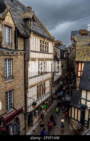 MONT SAINT MICHEL, Frankreich - 19. August 2022: Überfüllte Straße mit Touristen am Mont Saint Michel, englischer Kanal, Way of St. James, Route of Santiago d Stockfoto