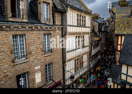 MONT SAINT MICHEL, Frankreich - 19. August 2022: Überfüllte Straße mit Touristen am Mont Saint Michel, englischer Kanal, Way of St. James, Route of Santiago d Stockfoto