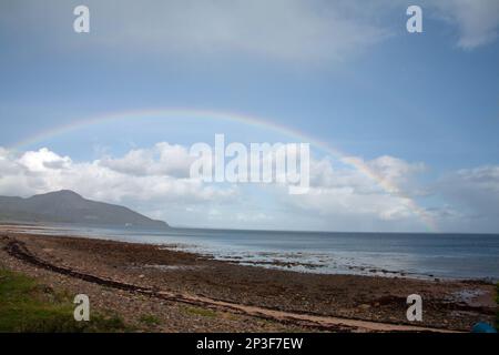 Regenbogen umrahmt Holy Island von Whiting Bay aus gesehen die Insel Arran Ayrshire Schottland Stockfoto